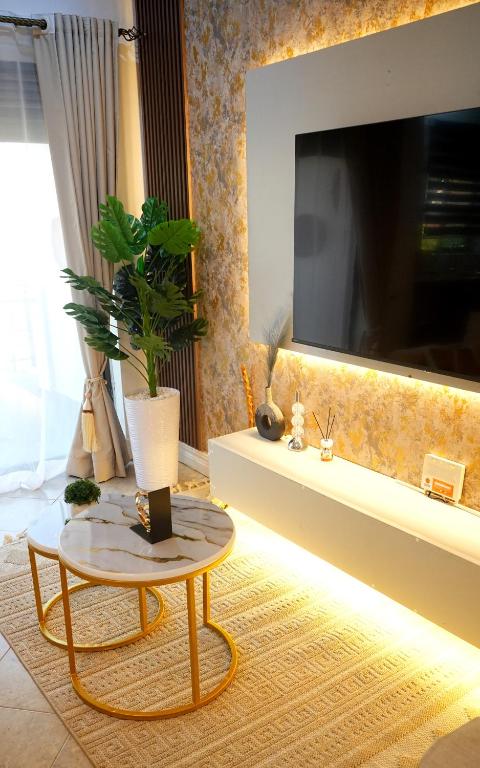 Posezení v ubytování Home2Suite by Veronica Buziga, Munyonyo- Luxury with Netflix, Wi-Fi, & Free Parking