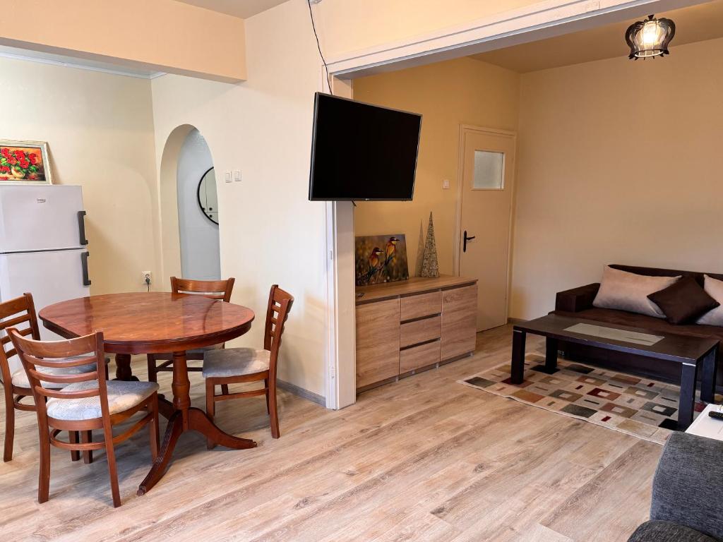 una sala de estar con una mesa y un sofá en Cozy Central Apartment Steps from Everything!, en Varna