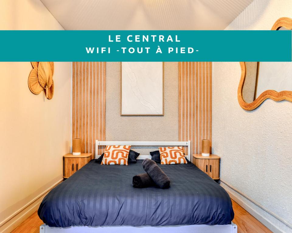 une chambre avec un lit avec des oreillers dessus dans l'établissement Le Central - tout à pied - wifi, à Carcassonne