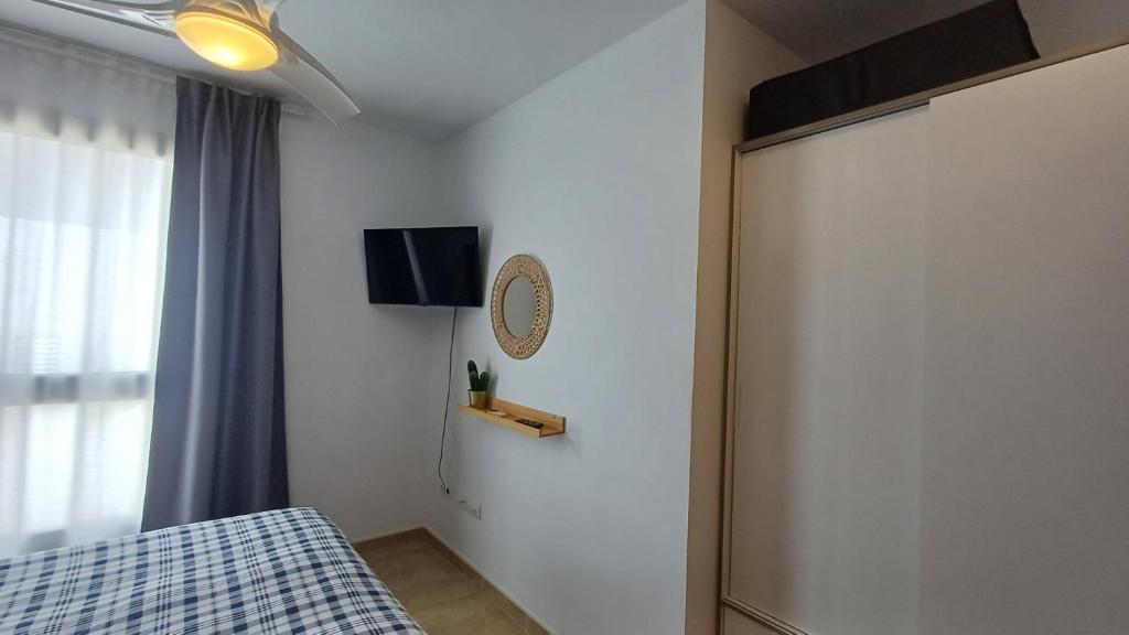 Telewizja i/lub zestaw kina domowego w obiekcie Modern house with 2 bedrooms near the beach