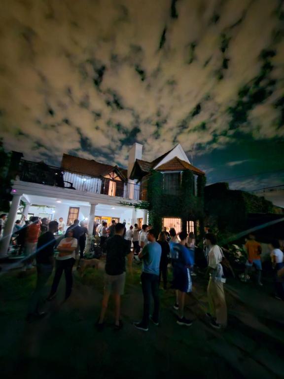 科尔多瓦Why Not Guemes的一群人站在房子前面