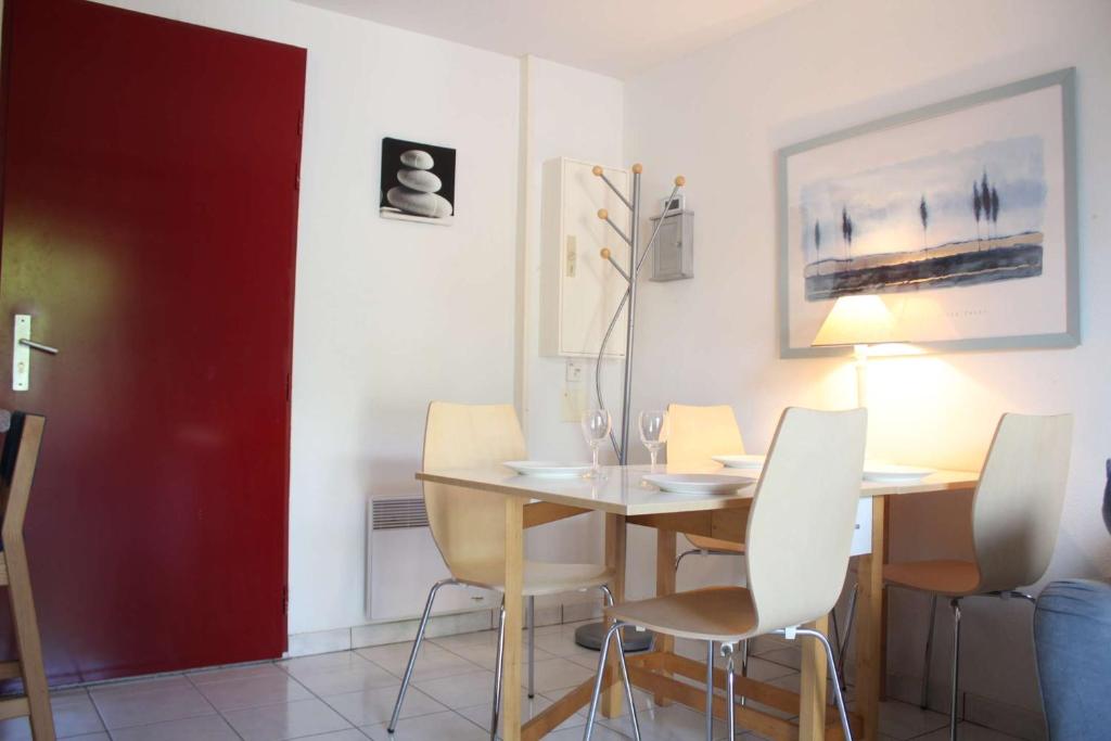 une salle à manger avec une table et des chaises dans l'établissement Mais 2 pièces mezza CHATELAILLON PLAGE - CL080-064, à Châtelaillon-Plage