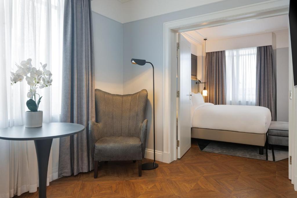 Postel nebo postele na pokoji v ubytování The Queens Hotel