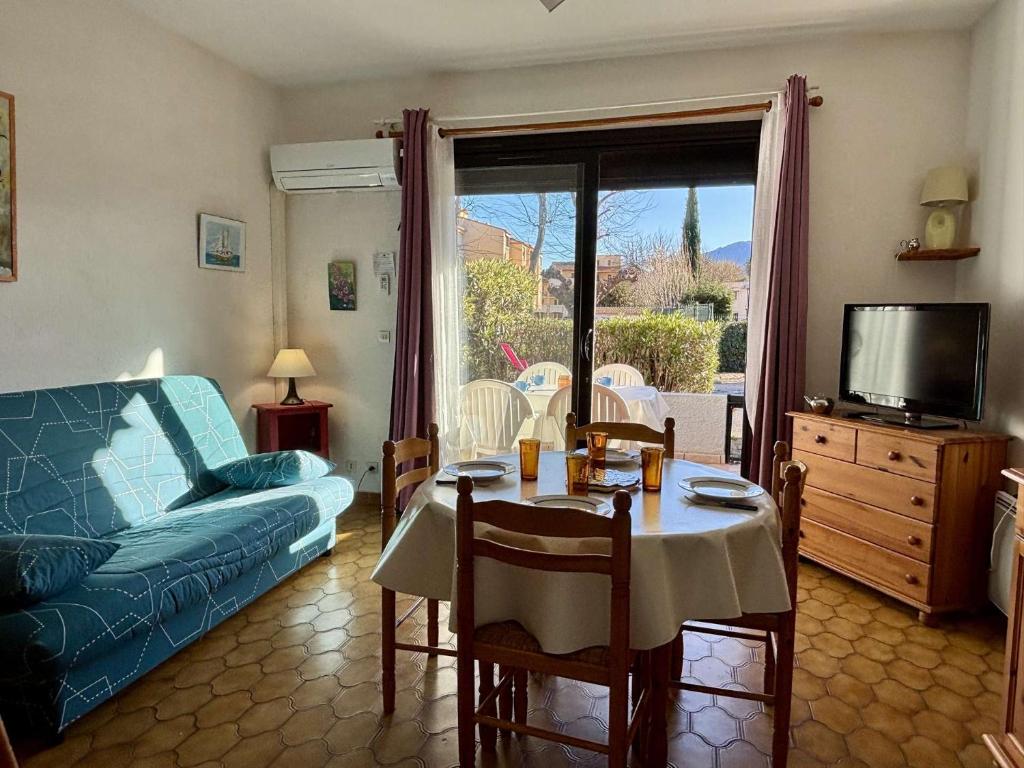 un salon avec une table et un canapé dans l'établissement Studio cabine 4 couchages ARGELES SUR MER AR720-004, à Argelès-sur-Mer