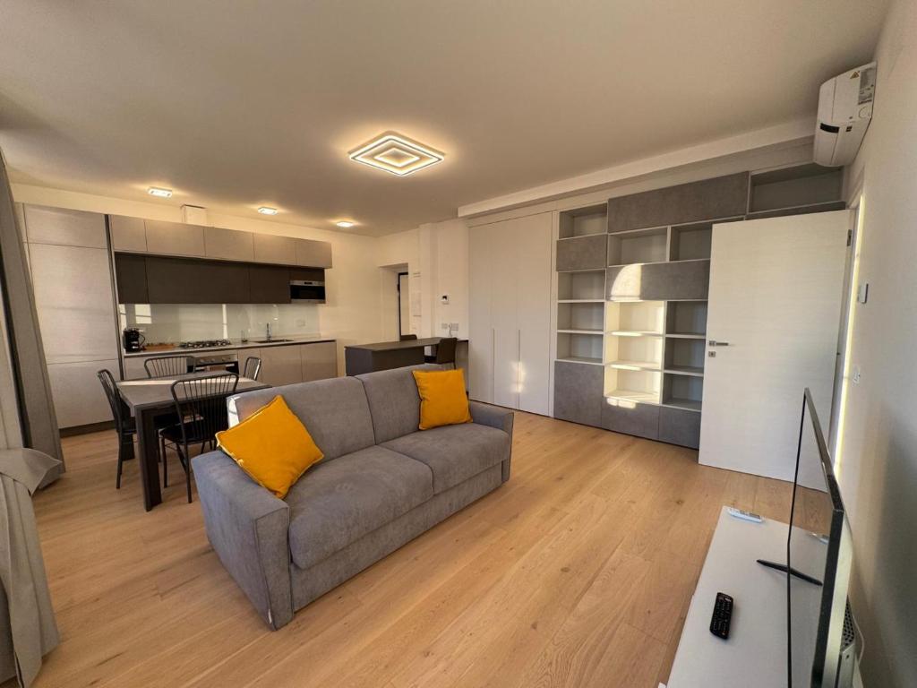 a living room with a couch and a kitchen at Pep's Rooms by the sea in Trieste
