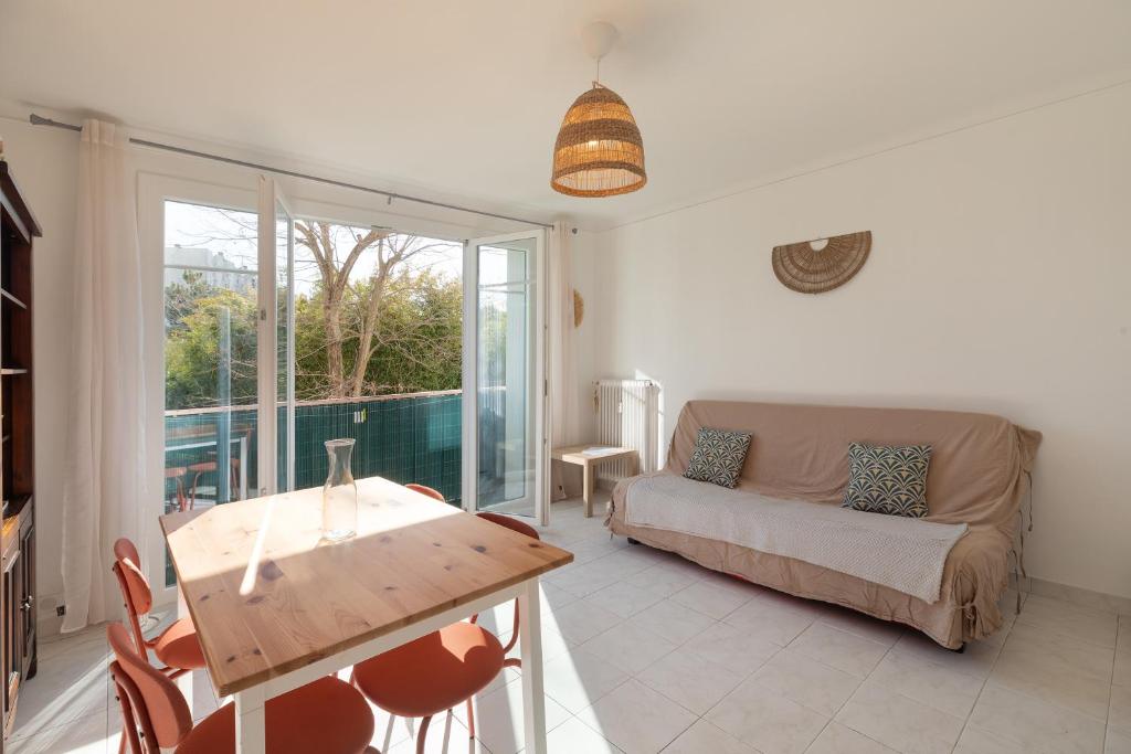 un salon avec un canapé et une table dans l'établissement Cosy appartement proche mer, à Antibes