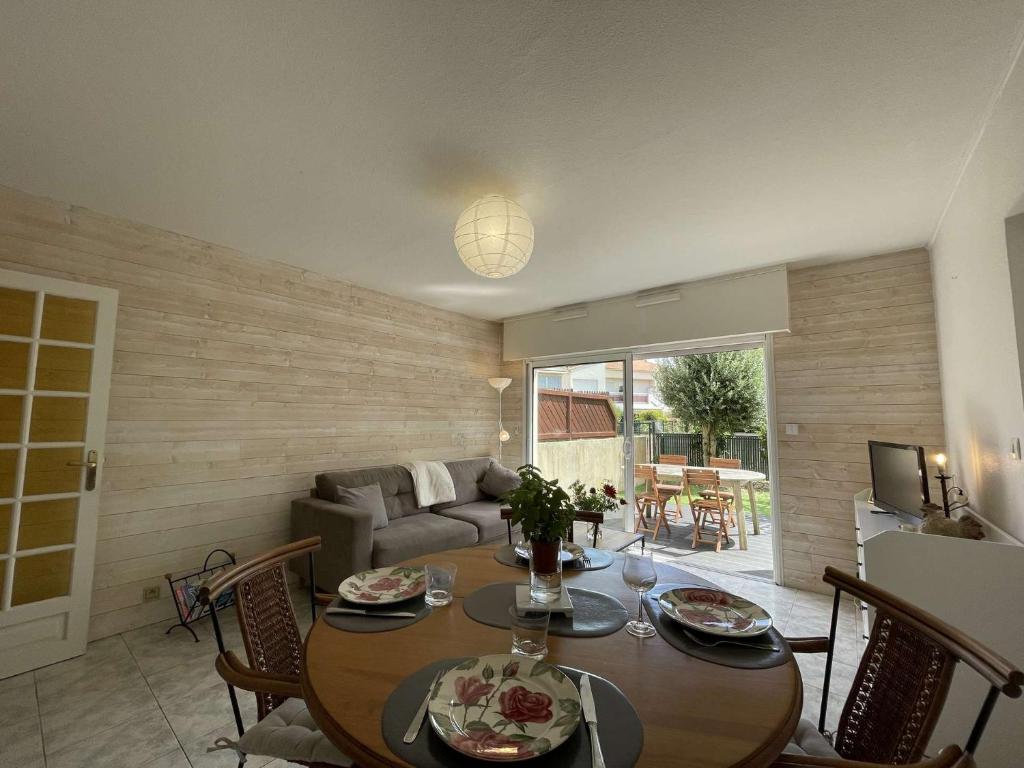 un salon avec une table et un canapé dans l'établissement Appt 3 pièces ROCHELLE - LR540-10F, à La Rochelle