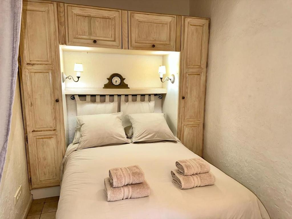 une chambre avec un lit avec deux serviettes dessus dans l'établissement GALLIENI - Cozy studio in Nice city center, à Nice