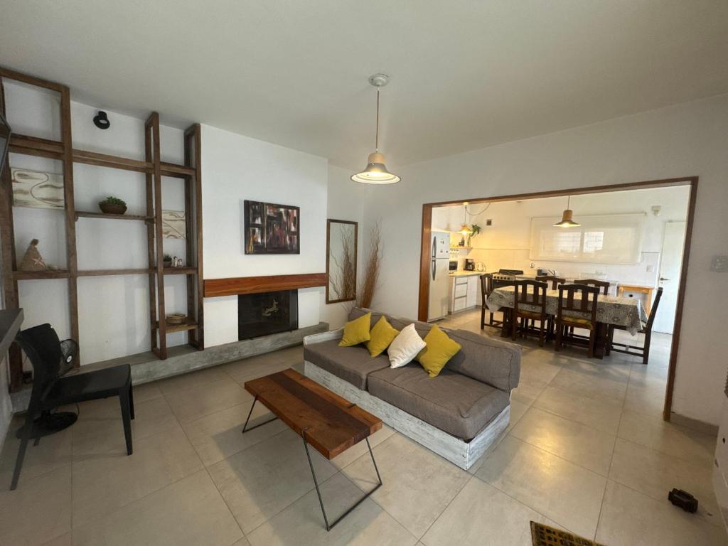 a living room with a couch and a table at Alquiler de casa zona Córdoba Shopping in Córdoba