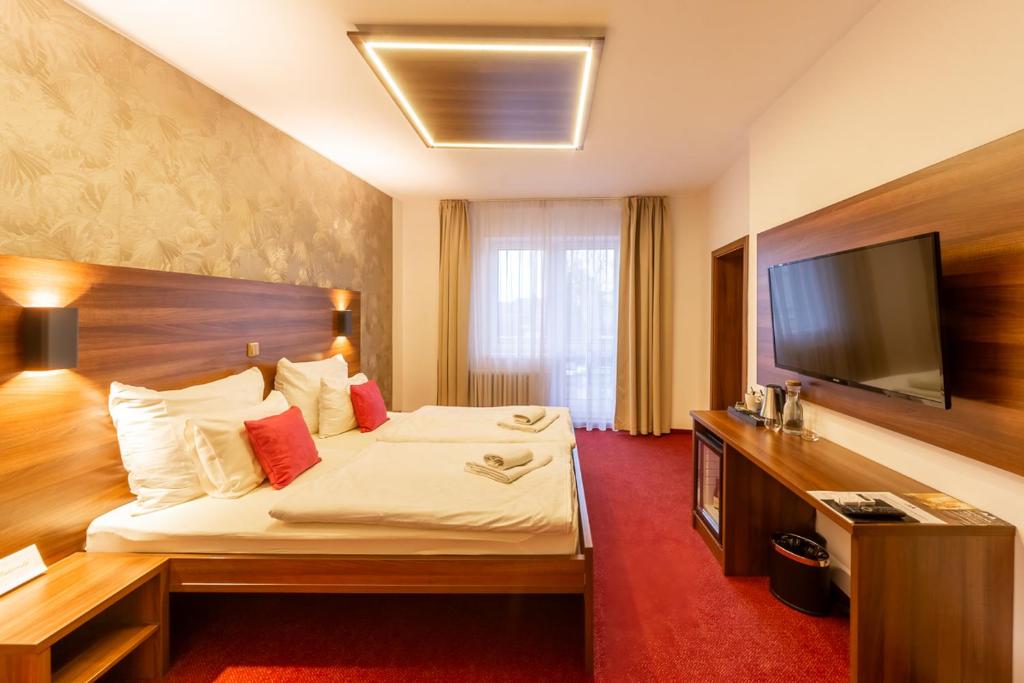 TV a/nebo společenská místnost v ubytování Bohemia Inn Hotel