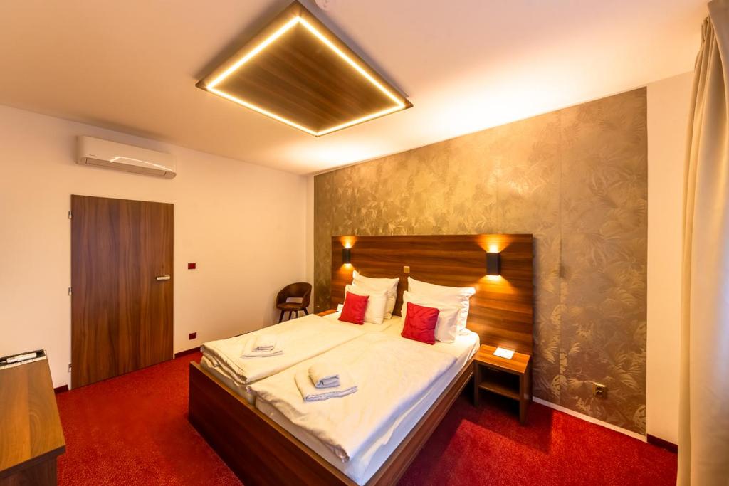 Postel nebo postele na pokoji v ubytování Bohemia Inn Hotel