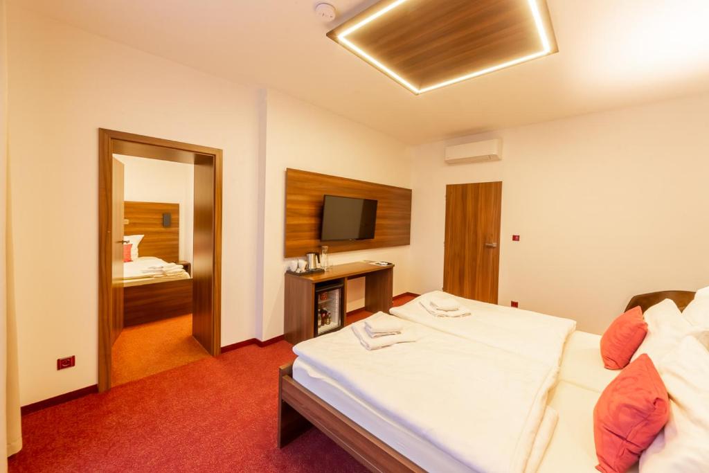 Postel nebo postele na pokoji v ubytování Bohemia Inn Hotel