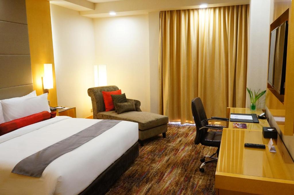 TV a/nebo společenská místnost v ubytování The Waterfront Hotel Kuching