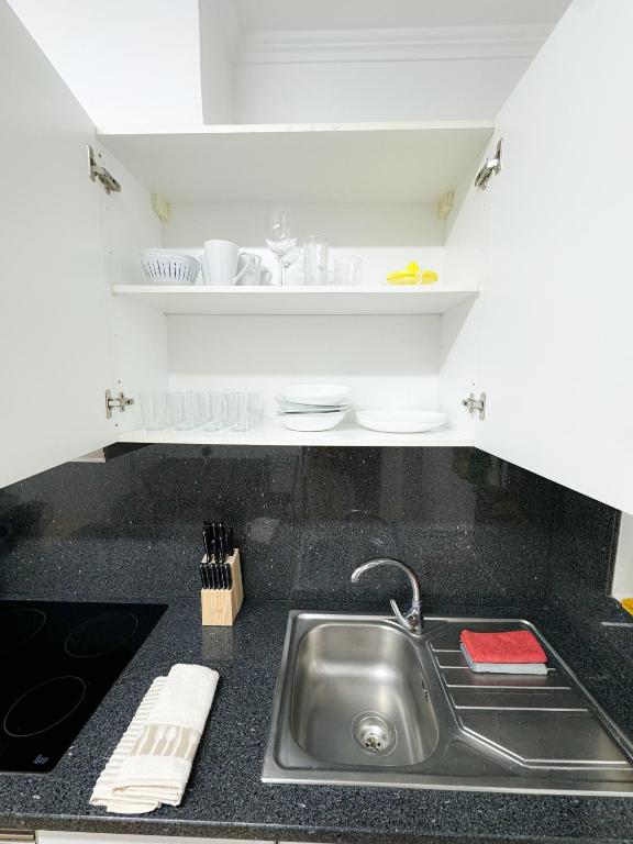 Kuchyň nebo kuchyňský kout v ubytování Hostel Monaco