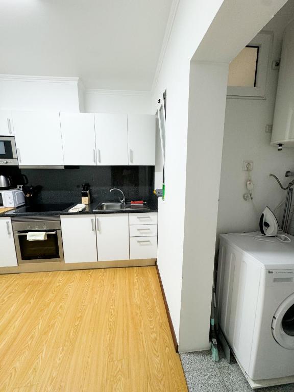 Kuchyň nebo kuchyňský kout v ubytování Hostel Monaco