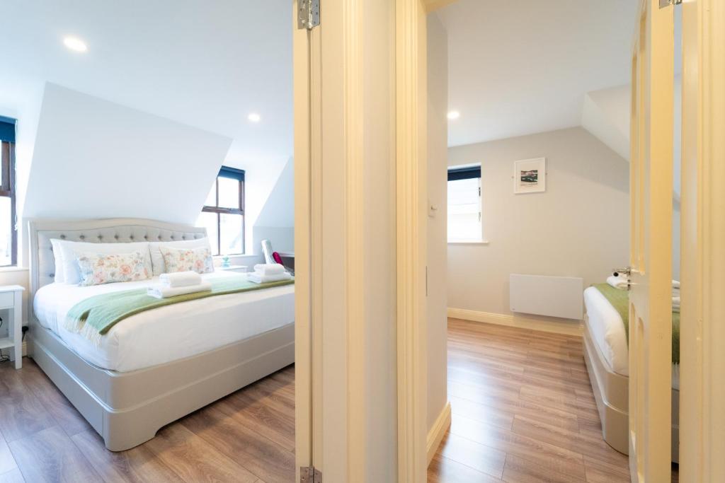 Postel nebo postele na pokoji v ubytování Central Hideaway Dingle