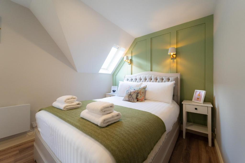 Postel nebo postele na pokoji v ubytování Central Hideaway Dingle