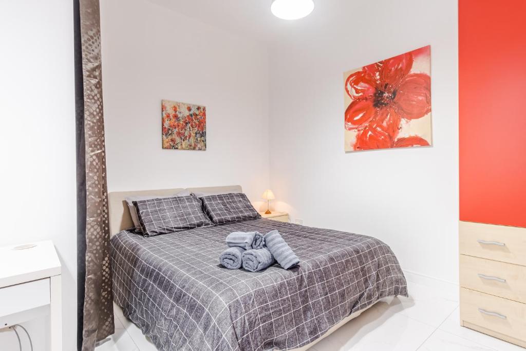 Postel nebo postele na pokoji v ubytování Spacious Mellieha 3BR Apartment with Big Balcony and Prime Location