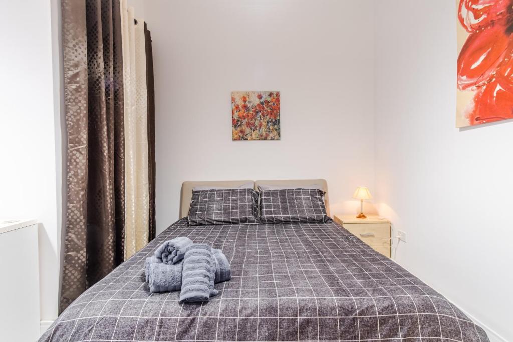 Postel nebo postele na pokoji v ubytování Spacious Mellieha 3BR Apartment with Big Balcony and Prime Location