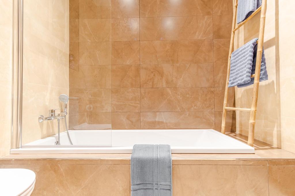 Koupelna v ubytování Spacious Mellieha 3BR Apartment with Big Balcony and Prime Location