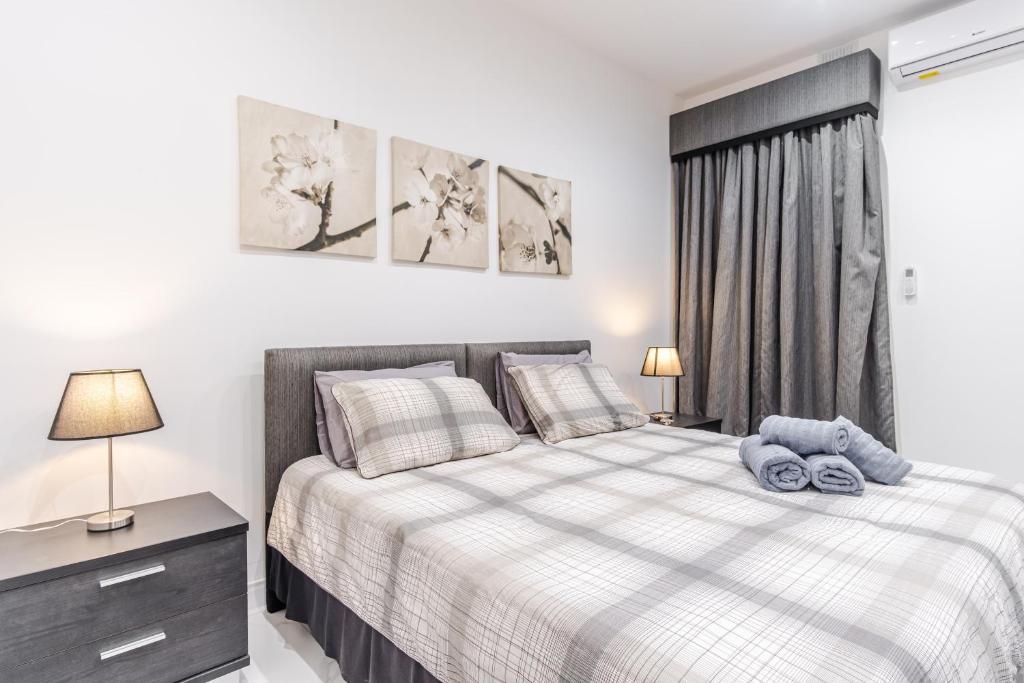 Postel nebo postele na pokoji v ubytování Spacious Mellieha 3BR Apartment with Big Balcony and Prime Location