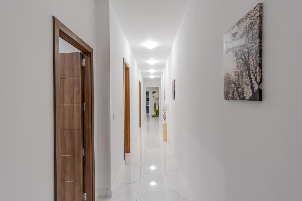Fotografie z fotogalerie ubytování Spacious Mellieha 3BR Apartment with Big Balcony and Prime Location v destinaci Mellieħa