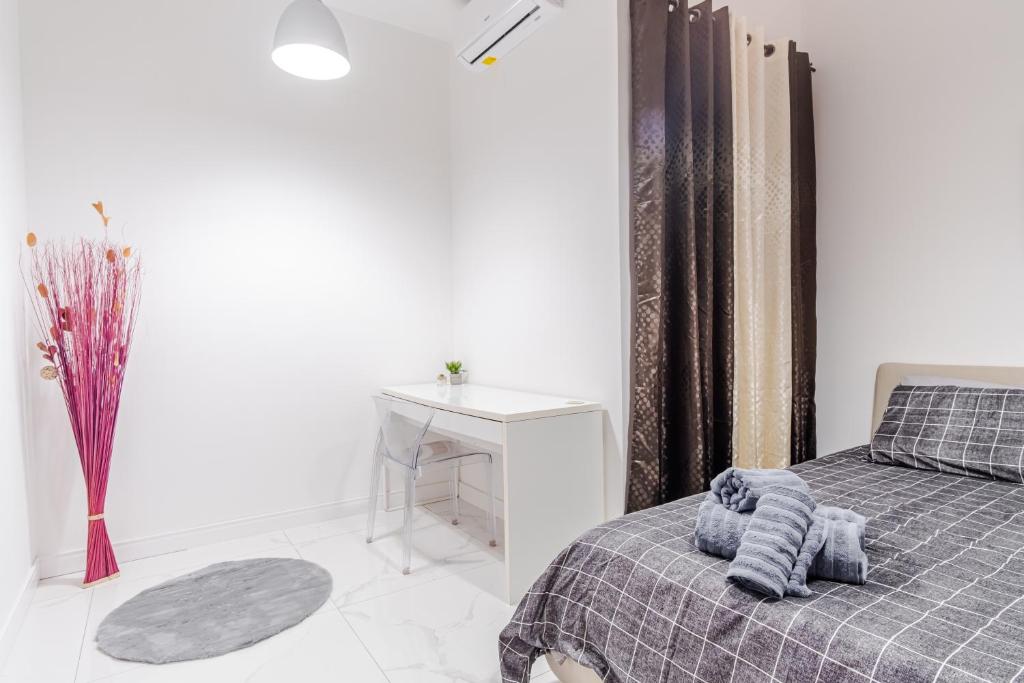 Postel nebo postele na pokoji v ubytování Spacious Mellieha 3BR Apartment with Big Balcony and Prime Location