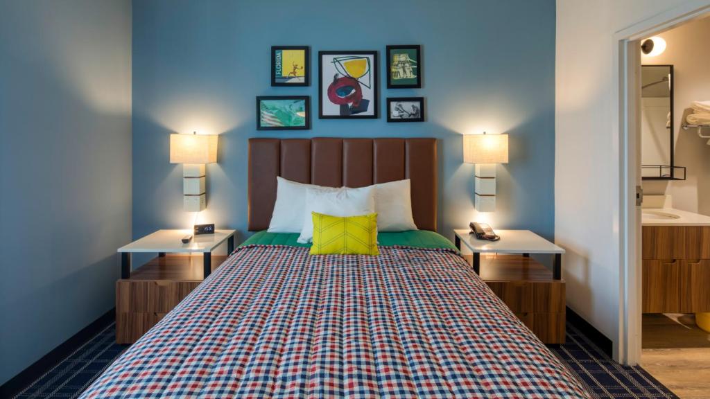 Postel nebo postele na pokoji v ubytování Uptown Suites Extended Stay Austin TX - Downtown