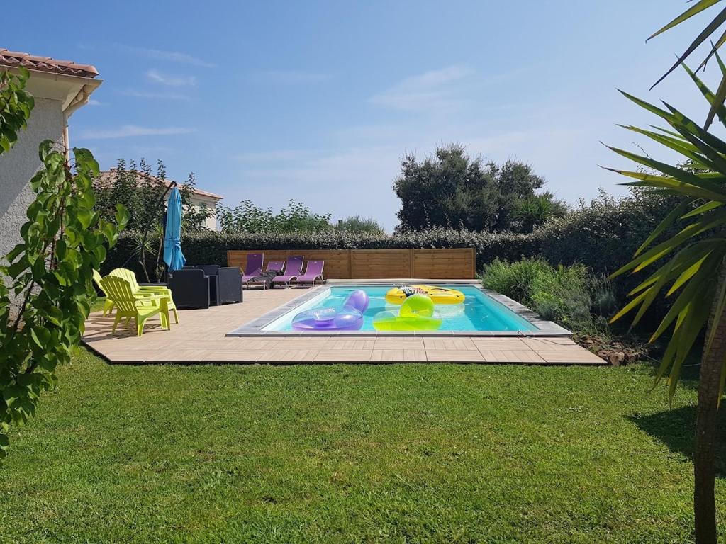 une arrière-cour avec une piscine gonflable dans l'établissement villa en corse, à Biguglia
