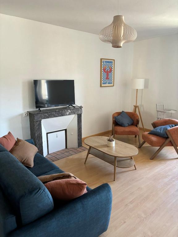 un salon avec un canapé et une cheminée dans l'établissement La Malouine, à 100m de la plage, à Saint-Malo