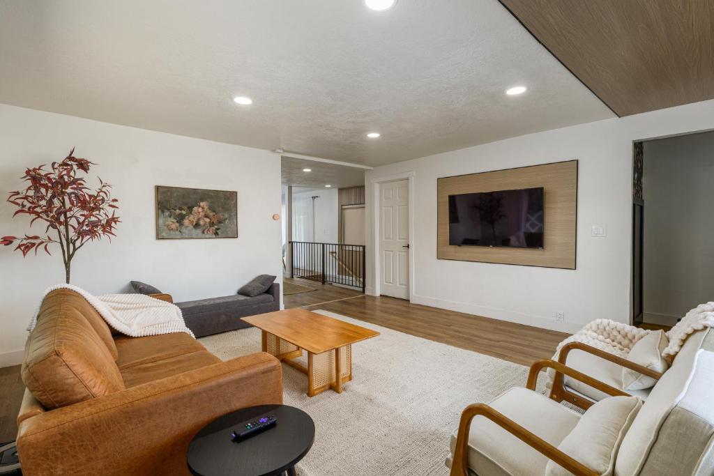 una sala de estar con un sofá y una mesa en Touchdown Airport to Downtown at the Rose Garden, en Salt Lake City