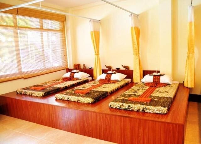 Postel nebo postele na pokoji v ubytování Kata View Guest House