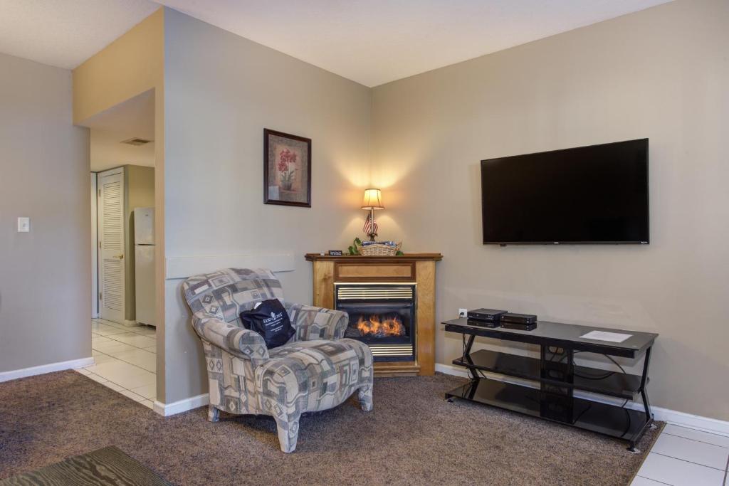 Μια τηλεόραση ή/και κέντρο ψυχαγωγίας στο Colonial Crest Condo Unit #113 condo