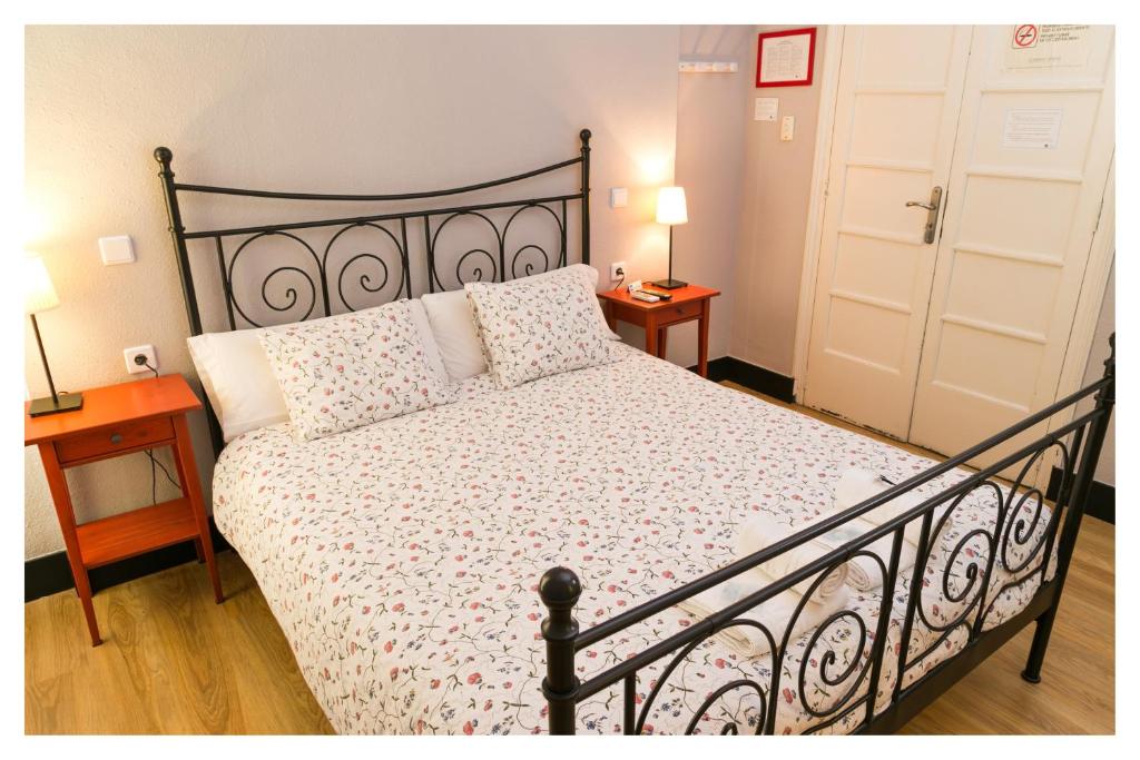 
Basic Double Room with Shared Bathroom
