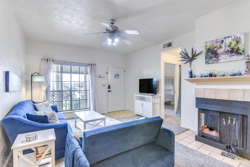 Μια τηλεόραση ή/και κέντρο ψυχαγωγίας στο East End Galveston Condo with Pool, 1 Mi to Beach!