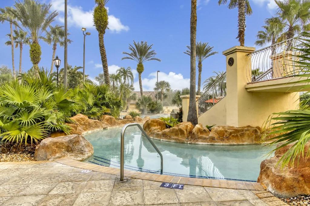 The Regal Palms Resort With Lazy River and Arcade Games في دافِنبورت: مسبح في منتجع فيه نخل