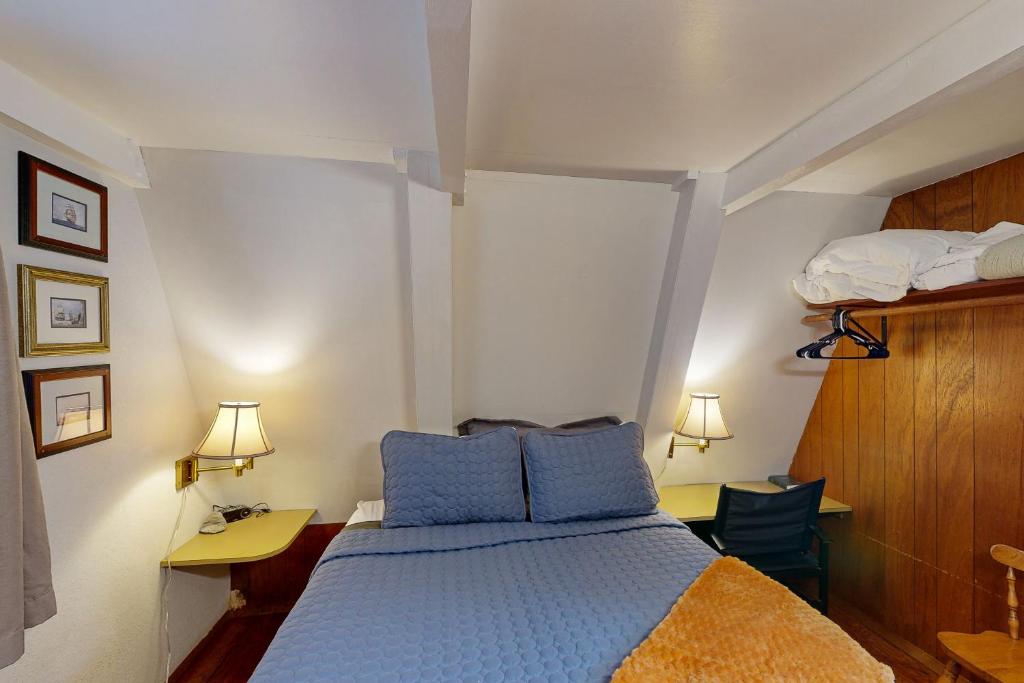 Postel nebo postele na pokoji v ubytování Alpine Chalets at Otter Rock