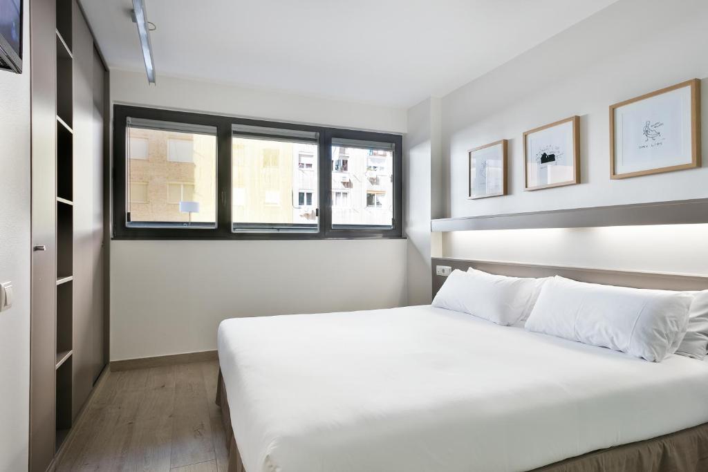 Postel nebo postele na pokoji v ubytování Aparthotel Bcn Montjuic