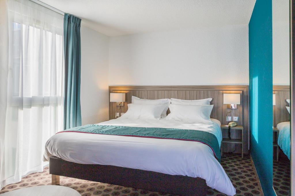 una camera da letto con un grande letto con tende blu di Hotel de la Seine a La Frenaye