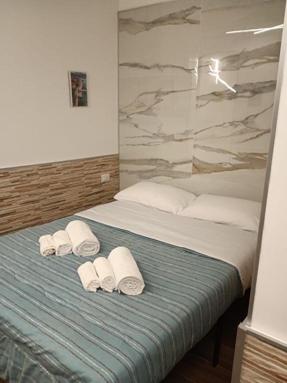 una camera da letto con un letto con asciugamani bianchi sopra di La Casa Di Selene a Trapani