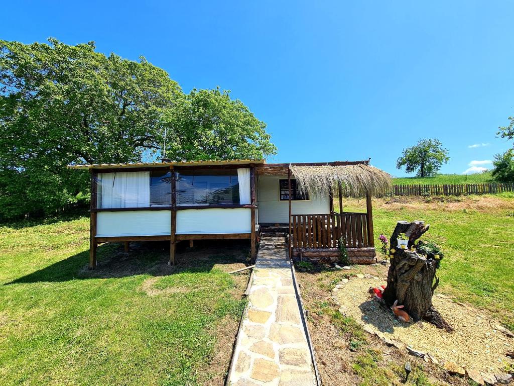 a small house with a thatch roof at Vila Zornica in Kondolovo