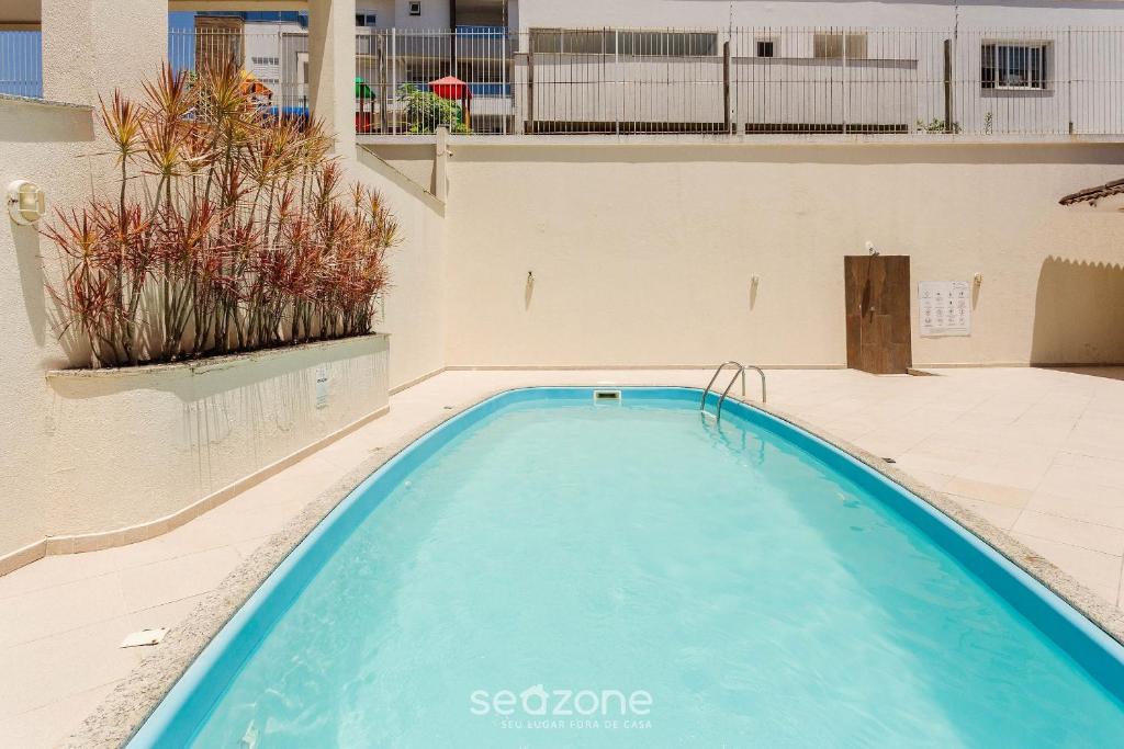 una piscina en medio de un edificio en Apartamentos com Piscina em Floripa - CAC, en Florianópolis