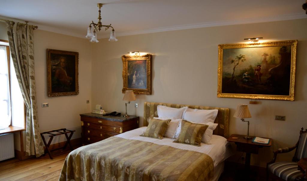 Postel nebo postele na pokoji v ubytování Hôtel Les Deux Chèvres Gevrey-Chambertin