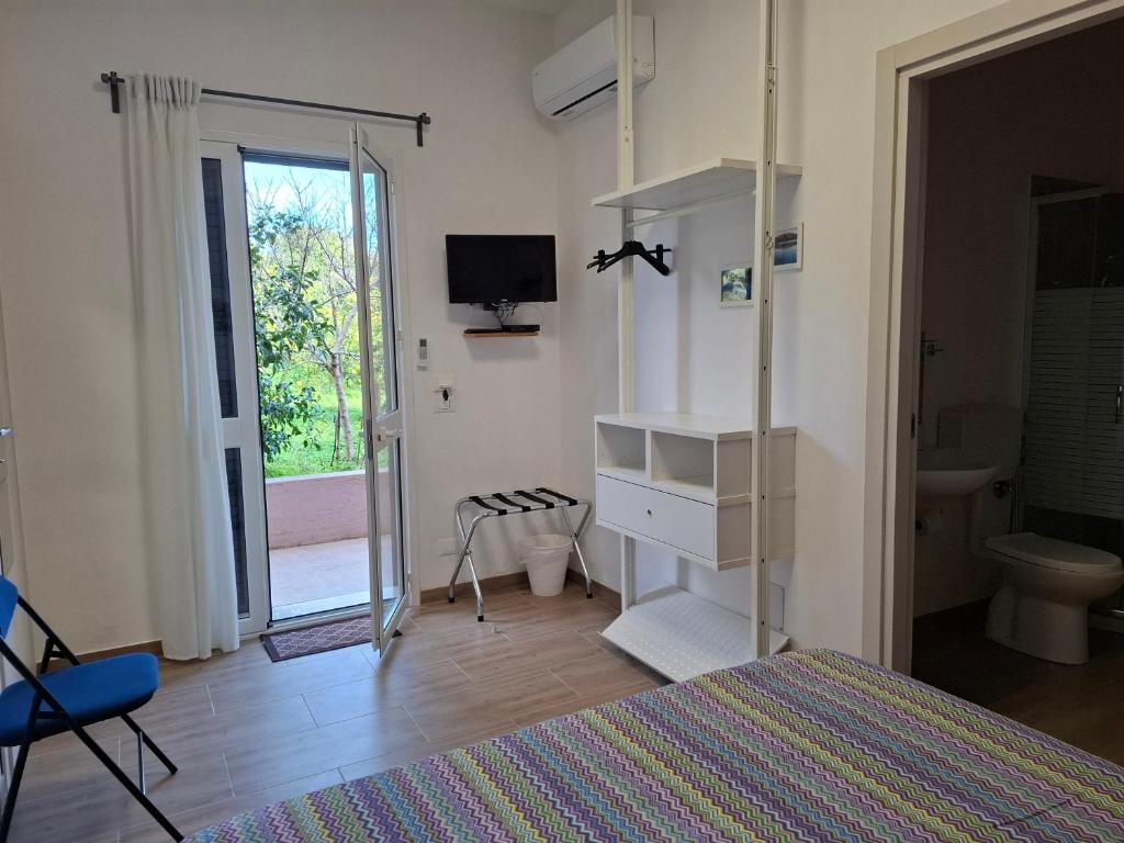 Televízia a/alebo spoločenská miestnosť v ubytovaní Turtle Island Apartments
