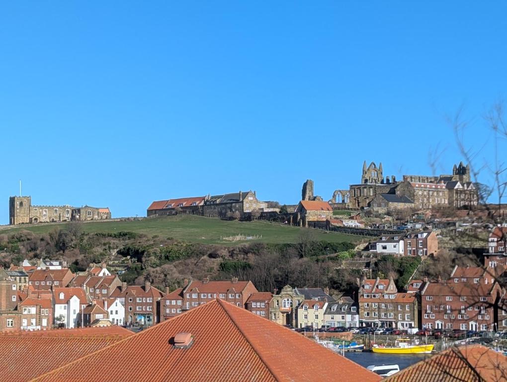 Nespecifikovaný výhled na destinaci Whitby nebo výhled na město při pohledu z prázdninového domu