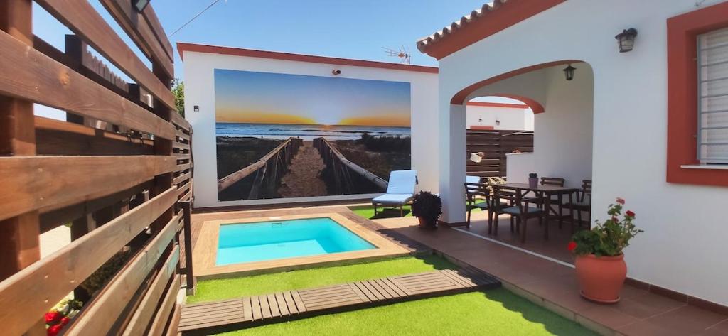 エル・パルマルにあるCasa Moisés Aireの裏庭にプールがある家
