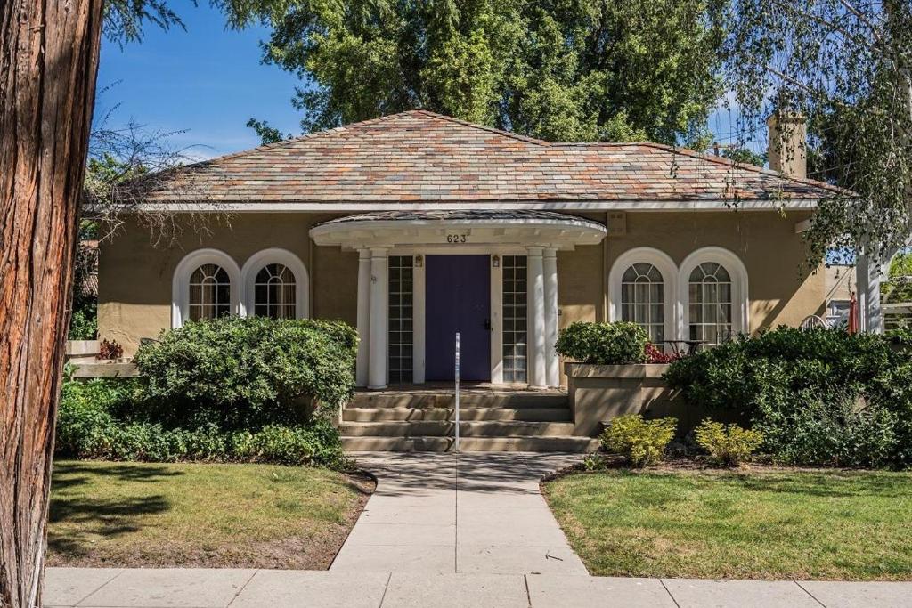 una casa con un portico e delle scale davanti di Jany Home Downtown a Paso Robles