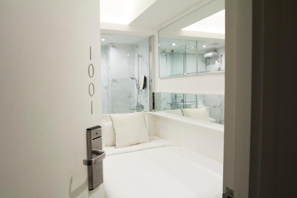 A bathroom at Mini Central