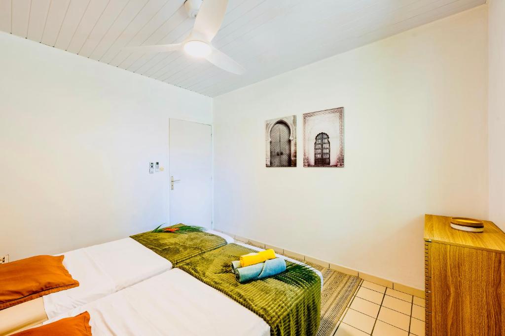 Postel nebo postele na pokoji v ubytování Maison Yole Bleue - Vue sur Les Trois Ilets