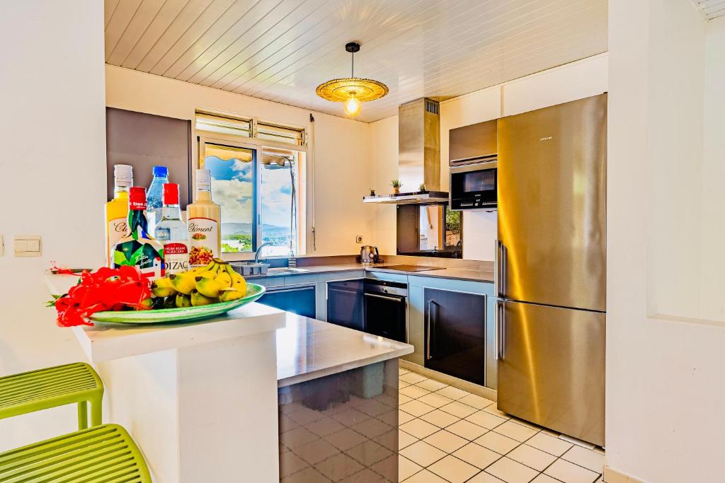 Kuchyň nebo kuchyňský kout v ubytování Maison Yole Bleue - Vue sur Les Trois Ilets